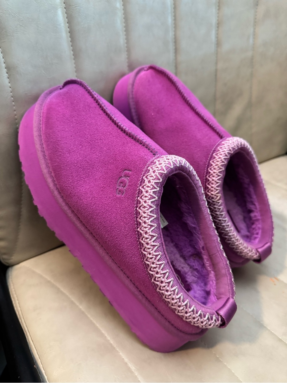 UGG Women’s Tazz in color Purple Ruby Size 10US - Picture 5 of 11